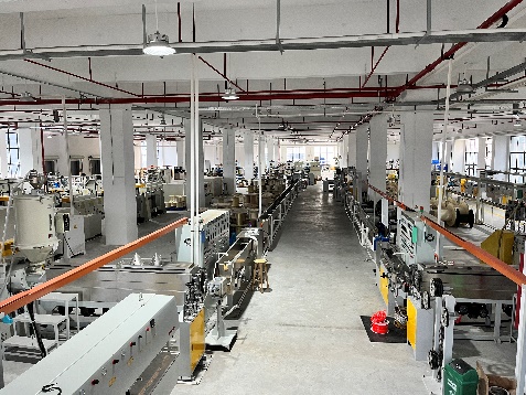 Continuous cable processing equipment arranged along a production line